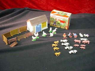 Vintage Plastic Hut Chicken Coop Educational Play Toy Farm Animals Cows Pigs