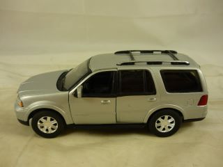 Welly Lincoln Navigator Die Cast Metal Toy Car