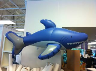 New Pottery Barn Kids Shark Sprinkler Inflatable Water Toy Party Hanging DÉC