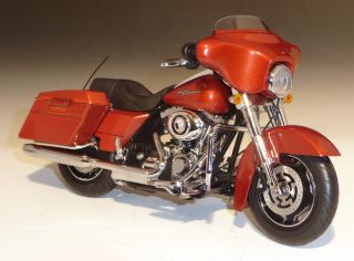 2011 Harley Davidson FLHX Street Glide Diecast Motorcycle 1 12 Sedona Orange